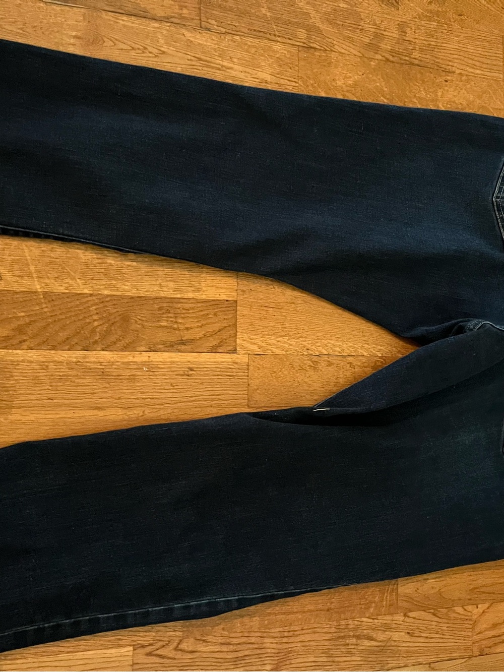 Men's Dark Blue Straight-Leg Jeans does have stretch to them size 40 32